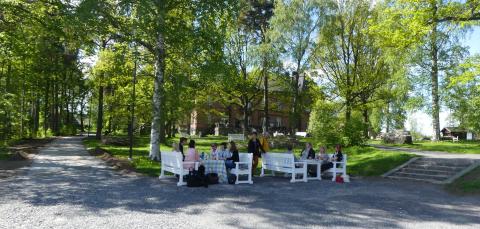 Ulkopöytäryhmä Hiedanrannan maastossa.