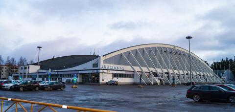 Ulkoa kuvattu Hakametsän jäähalli.