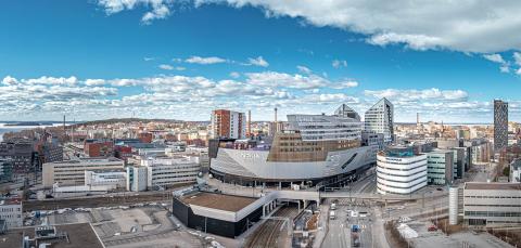 Korkealta kuvattuna Tampereen keskustaa, etualalla Nokia Arena ja Libeskindin suunnittelemat tornitalot.