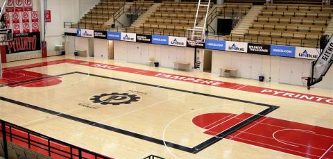 Ylhäältä otettu kuva palloiluhallista.