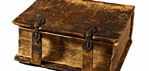 Vanha kirja kirjaston erikoiskokoelmasta.