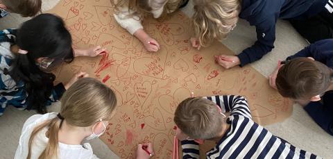 Oppilaita yhteistyössä.