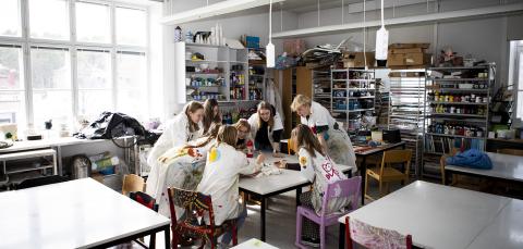 Tampereen lyseon lukion opiskelijoita kuvataiteen tunnilla.