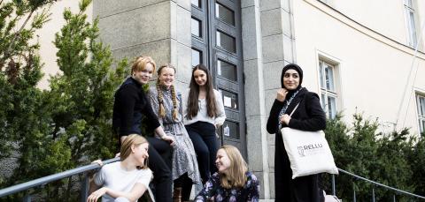 Tampereen lyseon lukion opiskelijoita koulun ulkoportailla.