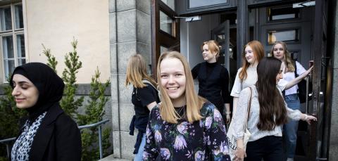 Tampereen lyseon lukion opiskelijoita tulossa koulun ulko-ovesta.