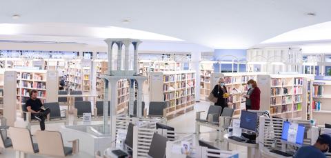 Yleiskuva Hervannnan kirjaston tiloista.