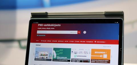 Tabletissa näkyvillä PIKI-verkkokirjaston sivu.