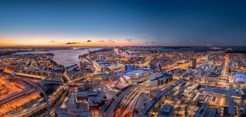 Tampere ilmasta kuvattuna iltahämyssä.