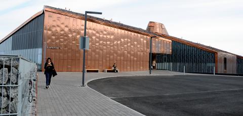 Tipotien hyvinvointikeskuksen pääsisäänkäynti.