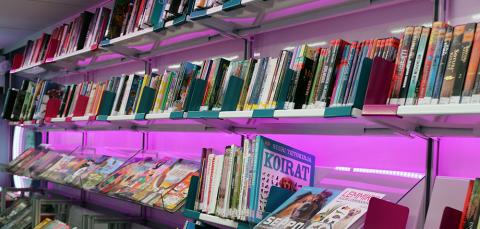 Kirjastoauton kirjahylly.