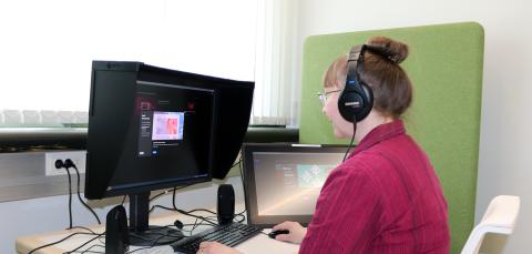 Customer using hobby space Vision&#039;s computer.