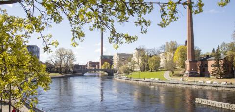 Näkymä keväiseen koskimaisemaan Tampereen keskustassa.
