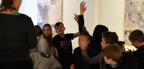 Nuoret keskustelevat oppaan kanssa Sara Hildénin taidemuseolla.