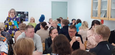 Henkilökuntaa ruokalassa