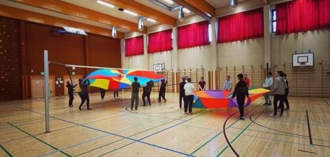 Linnainmaan koulun oppilaita liikuntasalissa.