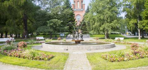 Kevät-suihkulähde Aleksanterin kirkon edustalla Pyynikin kirkkopuistossa .