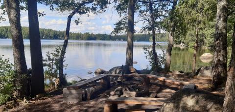 Särkijärven nuotiopaikka Suoliojan suulla.