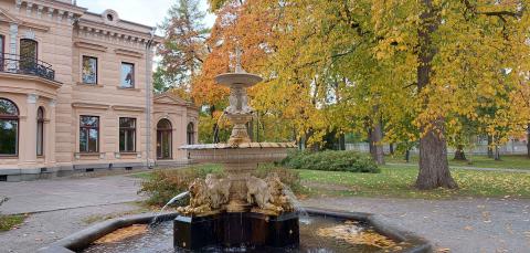 Wilhelm von Nottbeckin puisto syksyllä, suihkulähde etualalla.