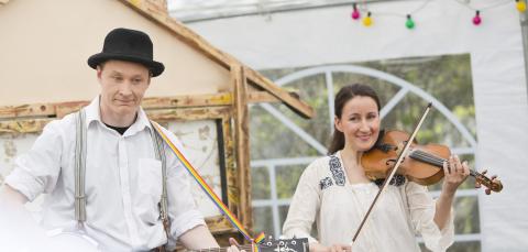 Kitaristi ja viulisti soittamassa yleisölle.
