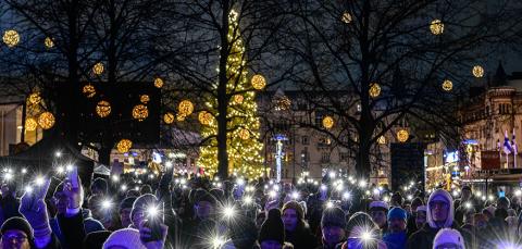 Yleisöä itsenäisyyspäivän vietossa kauniisti valaistulla Keskustorilla