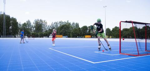 Sählyn pelaaja maalin luona Kalevan liikuntapuiston sinisellä kentällä.