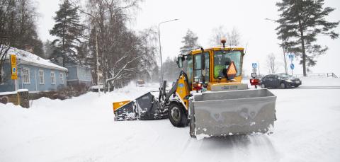 Lumiaura huoltotöissä Pispalan valtatiellä.