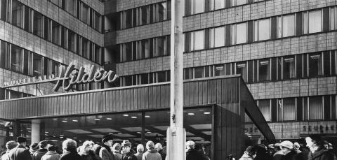 Ihmisjoukko Muotitalo Hildénin edustalla.