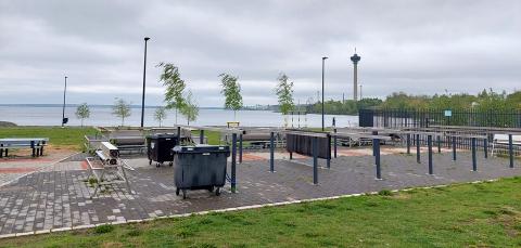 Kuivatuspuomeja, roska-astioita ja matonpesualtaita Santalahdessa.