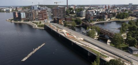 Näsin puistosilta ilmasta nähtynä, sillan vasemmalla puolella Näsijärvi ja oikealla puolella Tammerkosken yläjuoksua, taustalla Ranta-Tampellan kerrostaloja.