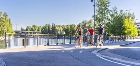 Pyöräilijöitä kesällä