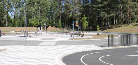 Liikennepuiston ajoradat ja liikennemerkkejä, taustalla puistomaisema.