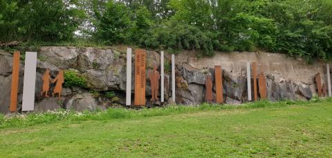 Arja Renellin teos Maaltamuutto Aleksandra Siltasen puistossa.