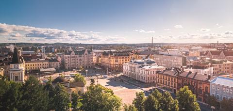 Keskustorin rakennuksia ilmasta käsin.