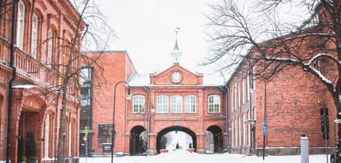 Kelloportinkadun tiilirakennuksia Tampellassa.