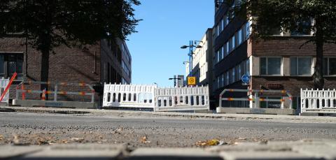 Yliopistonkadun saneeraus, asfaltti poistettu ja ajorata suljettu muoviaidoilla.