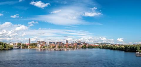 Näkymä Pyhäjärveltä keskustaan asemanseutua kohti. Järveä ja rakennuksia.