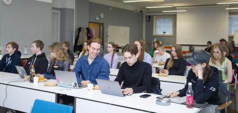 Nuorisovaltuuston jäseniä kokoontuneena.