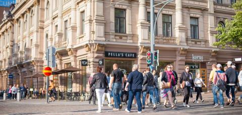 Iso joukko ihmisiä ylittämässä Hämeenkatua.