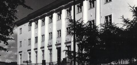 Vanha Kirjastotalo. Talon edustalla on pylväitä.