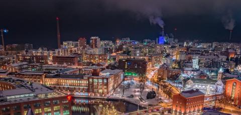 Tampere talviyönä kuvattuna ilmasta koskelta Naistenlahden suuntaan.