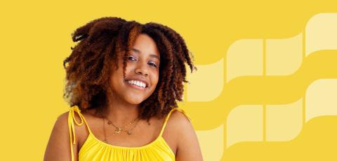 Hymyilevä nainen keltaisella pohjalla.