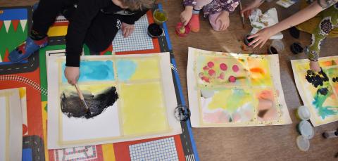 Lapset maalaavat vesiväreillä taidetyöpajassa