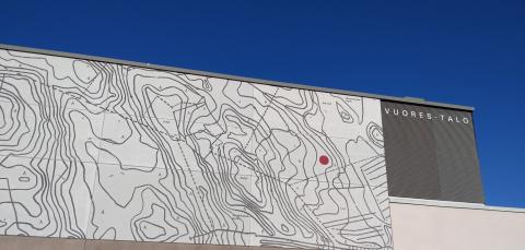 Vuores-talon julkisivussa on koko seinän laajuinen kuva alueen vanhasta kartasta.