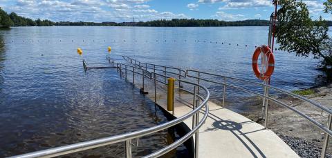 Pyynikin esteettömän uimarannan luiska järveen ja pelastusrengas.