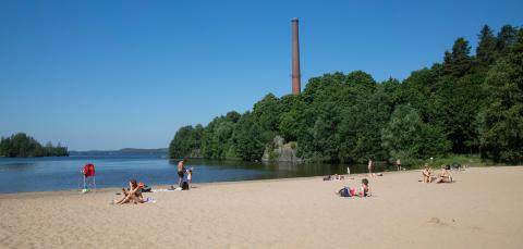 Kesän viettäjiä Pyynikin uimarannalla.