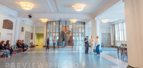 Yleiskuva Tampereen klassillinen lukion juhla-aulasta.