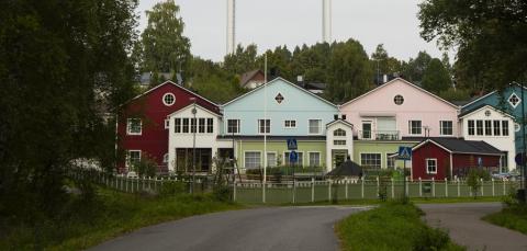 Värikkäitä rakennuksia tien päässä.