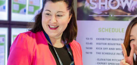 Vanhempi henkilö esittelemässä tehtäviä iloiselle nuorelle.