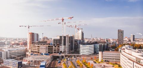 Nostokurkia keskeneräisen Nokia Areenan yllä.