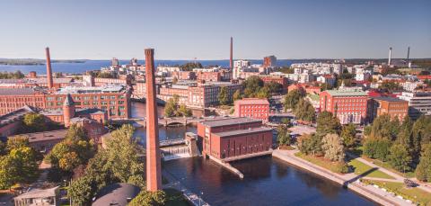 Ilmakuvassa punaiset tiilirakennukset ja piiput Tammerkosken ympärillä.